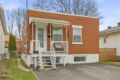 858 Rue Front, Longueuil, QC, J4K1Z5 | Card Image