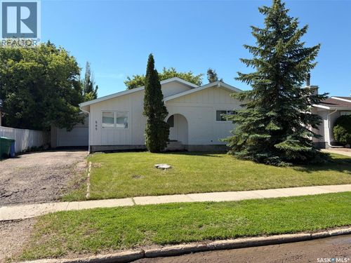 565 32nd St W, Prince Albert, SK, S6V6B7 | Card Image