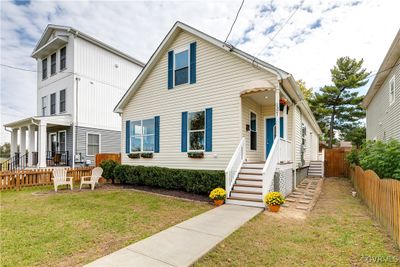 View of front facade featuring a front yard and covered porch | Image 1