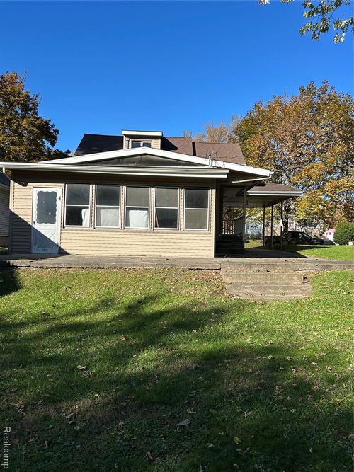 689 W Lincoln St, Caro, MI, 48723-1458 | Card Image