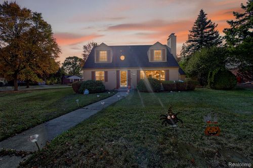 28025 Sunset Blvd W, Lathrup Village, MI, 48076-7016 | Card Image