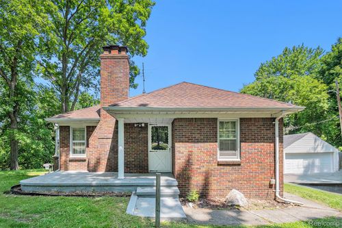3382 W Silver Lake Rd, Fenton, MI, 48430-1375 | Card Image