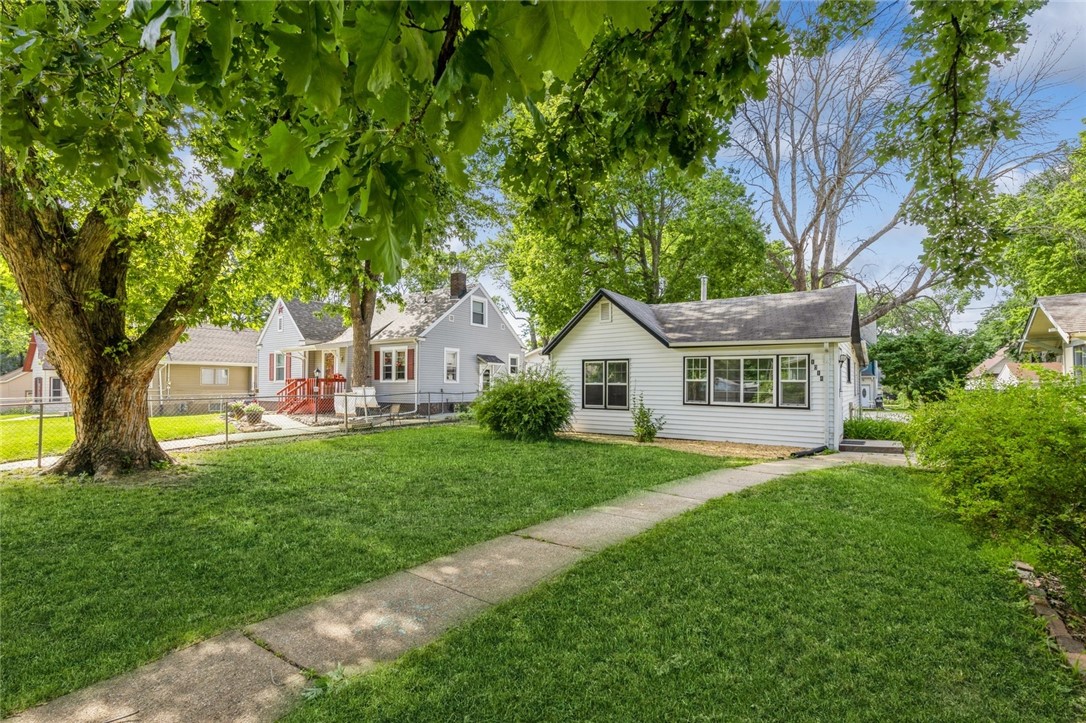 Douglas Ave, Des Moines, IA 50313