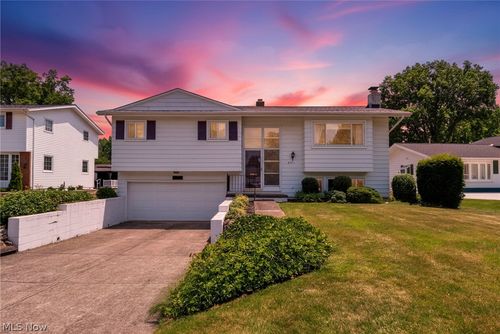 5773 Sherwood Dr, North Olmsted, OH, 44070-4146 | Card Image