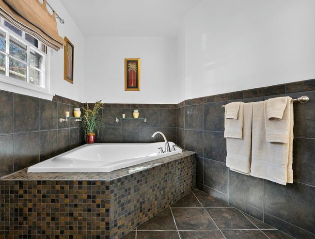 Ensuite Bathroom | Image 18