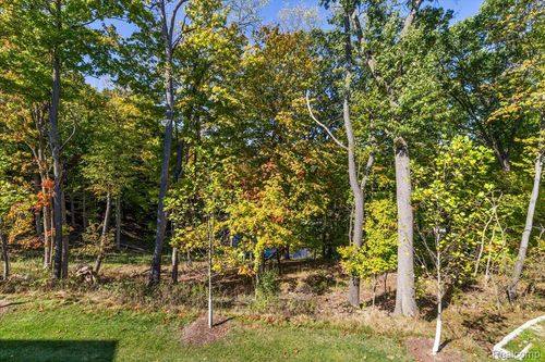 62-780 Peppermint Dr, Rochester Hills, MI, 48307-4945 | Card Image