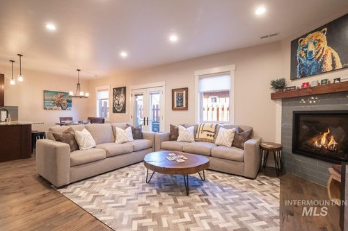 611 Blue Water Cir, McCall, ID, 83638 | Card Image