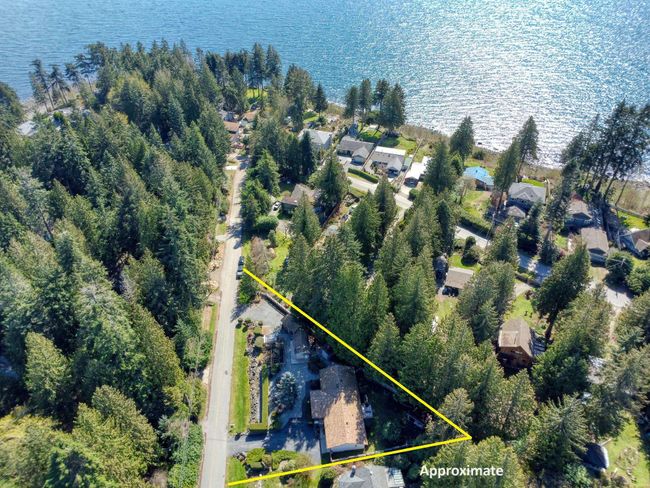 7631 Eureka Avenue, House other with 2 bedrooms, 2 bathrooms and null parking in Halfmoon Bay BC | Image 2