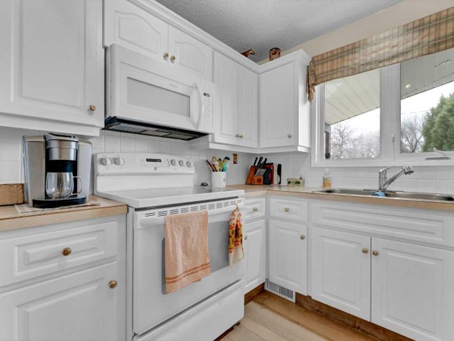 1047 17 Street Ne, Home with 3 bedrooms, 2 bathrooms and 4 parking in Medicine Hat AB | Image 17