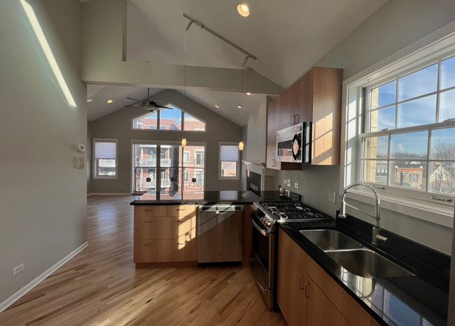 APT-3 - 2249 W Foster Ave, Home with 2 bedrooms, 2 bathrooms and null parking in CHICAGO IL | Image 6