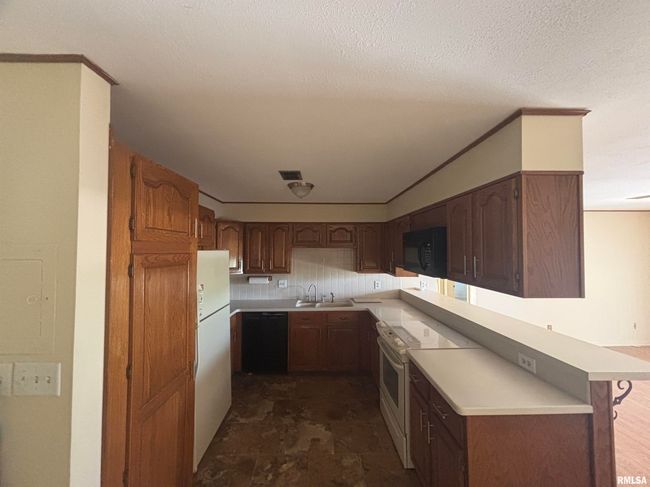 APT-28 - 920 17 Th St, Condo with 3 bedrooms, 2 bathrooms and null parking in Moline IL | Image 8