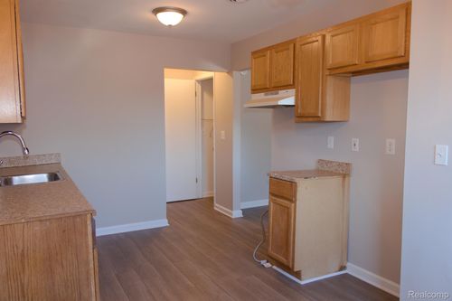 20-24951 Mayfair St, Flat Rock, MI, 48134-2707 | Card Image