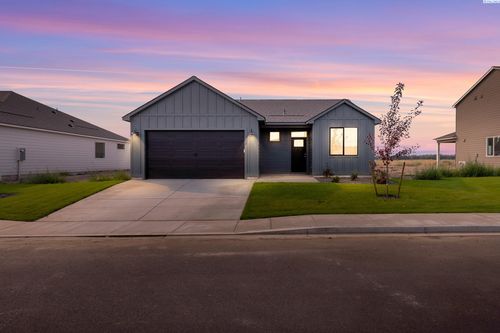 312 Amberly Ave, Grandview, WA, 98930-9447 | Card Image