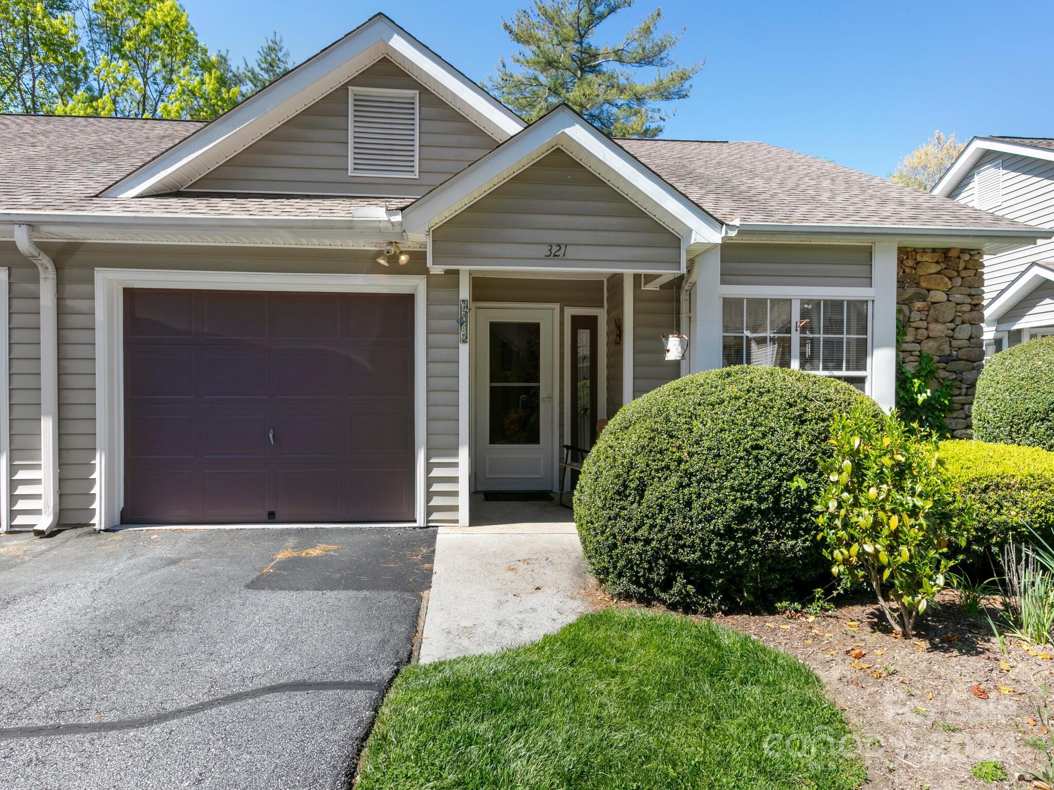 Laurel Park Pl, Hendersonville, NC 28791