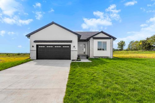 128 Paradise Blvd, Waterloo, IA, 50701-5734 | Card Image