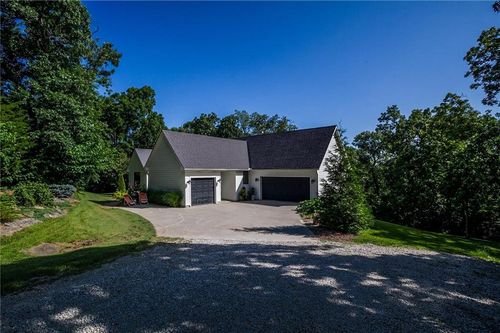 17296 Chase Ln, Tonganoxie, KS, 66086-3233 | Card Image