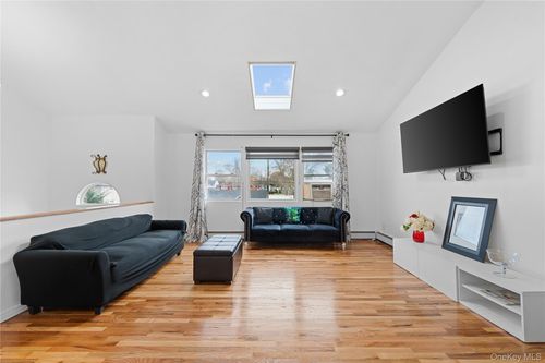 1-46 Crown St, Babylon, NY, 11703-1803 | Card Image