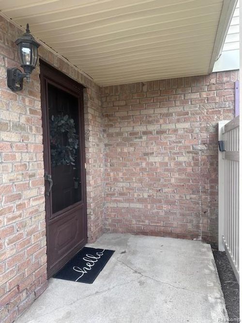 61101 Greenwood Dr, South Lyon, MI, 48178-1724 | Card Image
