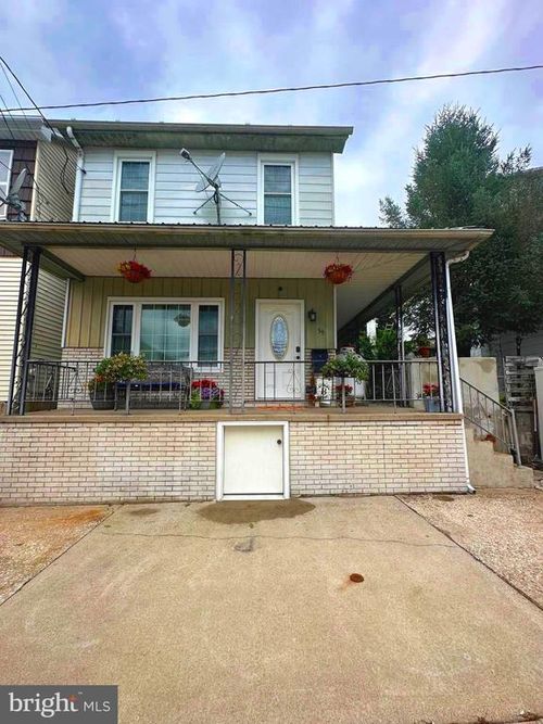 39 W Grand Ave, TOWER CITY, PA, 17980-1027 | Card Image