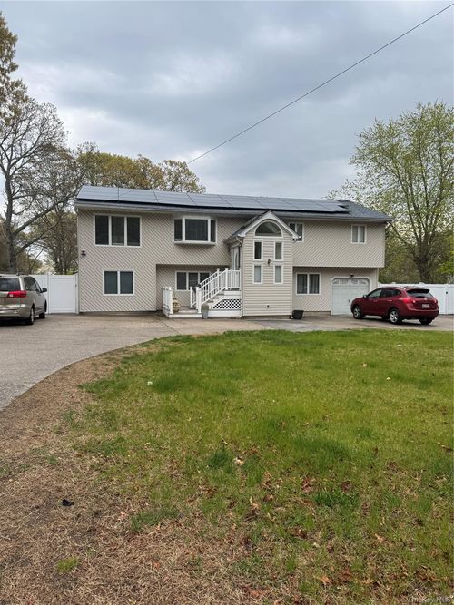 11 Oak Pl, Selden, NY, 11784-1407 | Card Image