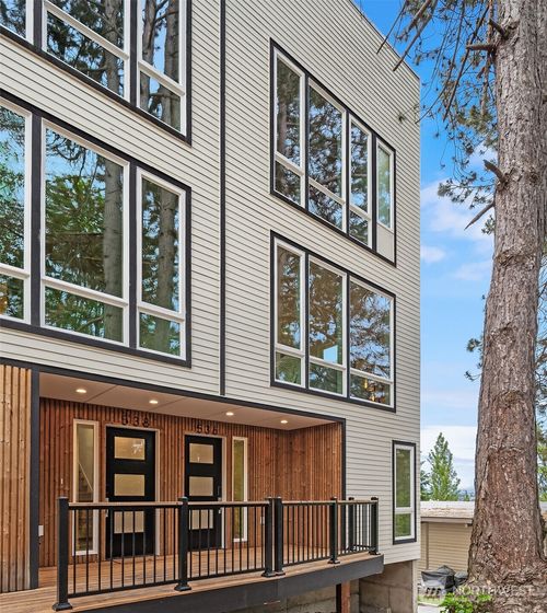 542 W Barrett Street, Seattle, WA, 98109 | Card Image