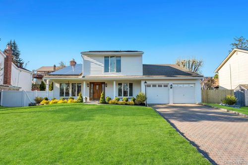 40 Hitching Post Ln, Glen Cove, NY, 11542-1635 | Card Image