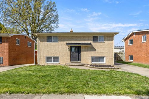 30022 White St, Gibraltar, MI, 48173-9425 | Card Image