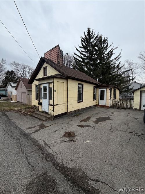 22 Works Pl, Lockport, NY, 14094-4643 | Card Image