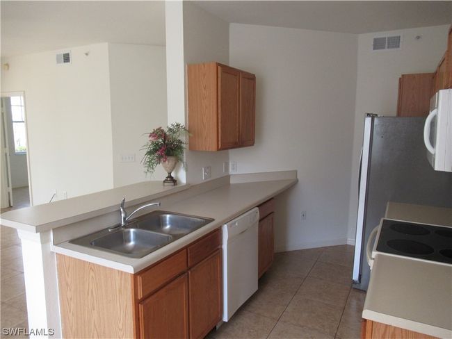 APT-818 - 7950 Preserve Cir, Condo with 2 bedrooms, 2 bathrooms and null parking in NAPLES FL | Image 4