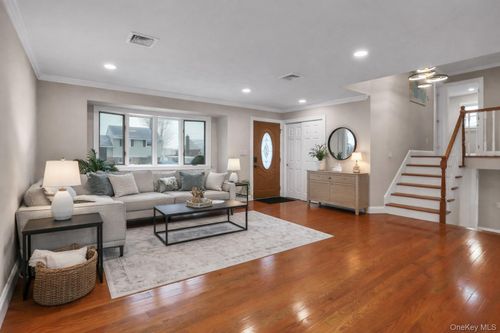 45 Colony Ln, Syosset, NY, 11791-4723 | Card Image