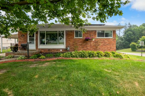 906 Squire Ln, Milford, MI, 48381-1783 | Card Image