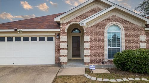 1525 Sanibel Ln, Arlington, TX, 76018-3044 | Card Image