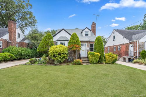 100 E Fenimore St, Valley Stream, NY, 11580-3436 | Card Image