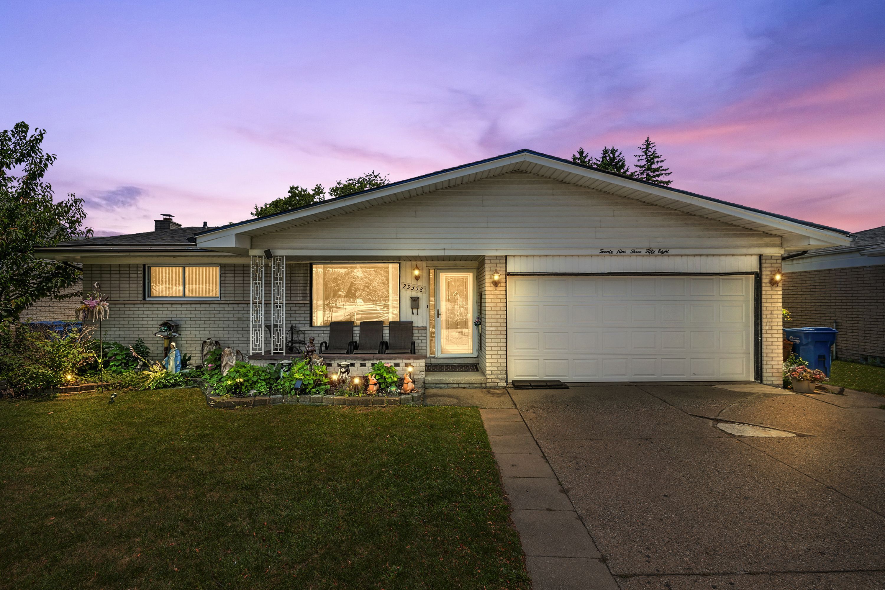 Lloyd Dr, Warren, MI 48092