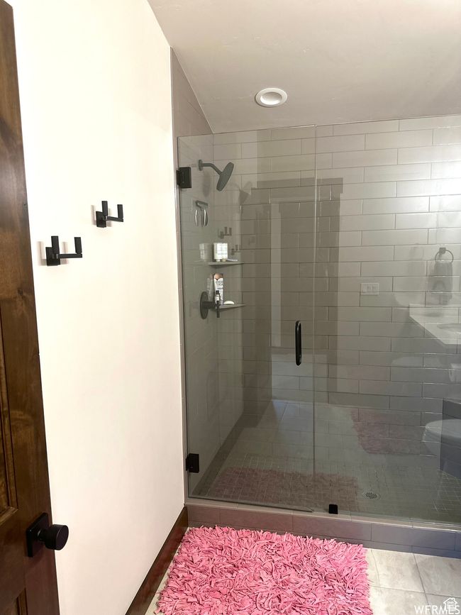 Oversized shower with floor to ceiling tile shower | Image 26