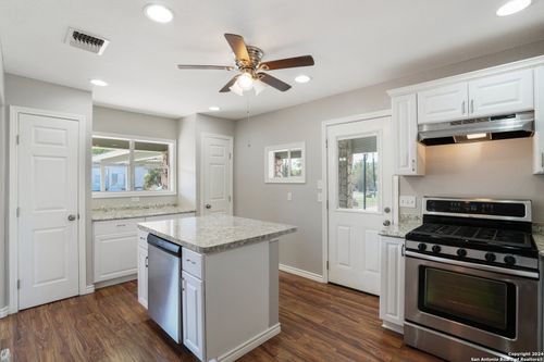 1505 B St, Floresville, TX, 78114-2113 | Card Image