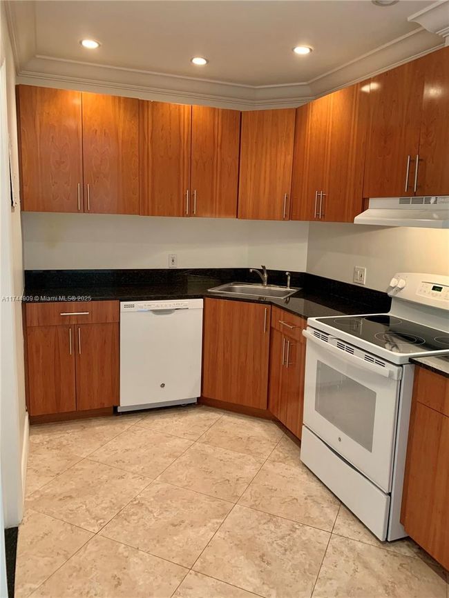 APT-210A - 2426 Se 17 Th St, Condo with 1 bedrooms, 1 bathrooms and null parking in Fort Lauderdale FL | Image 16