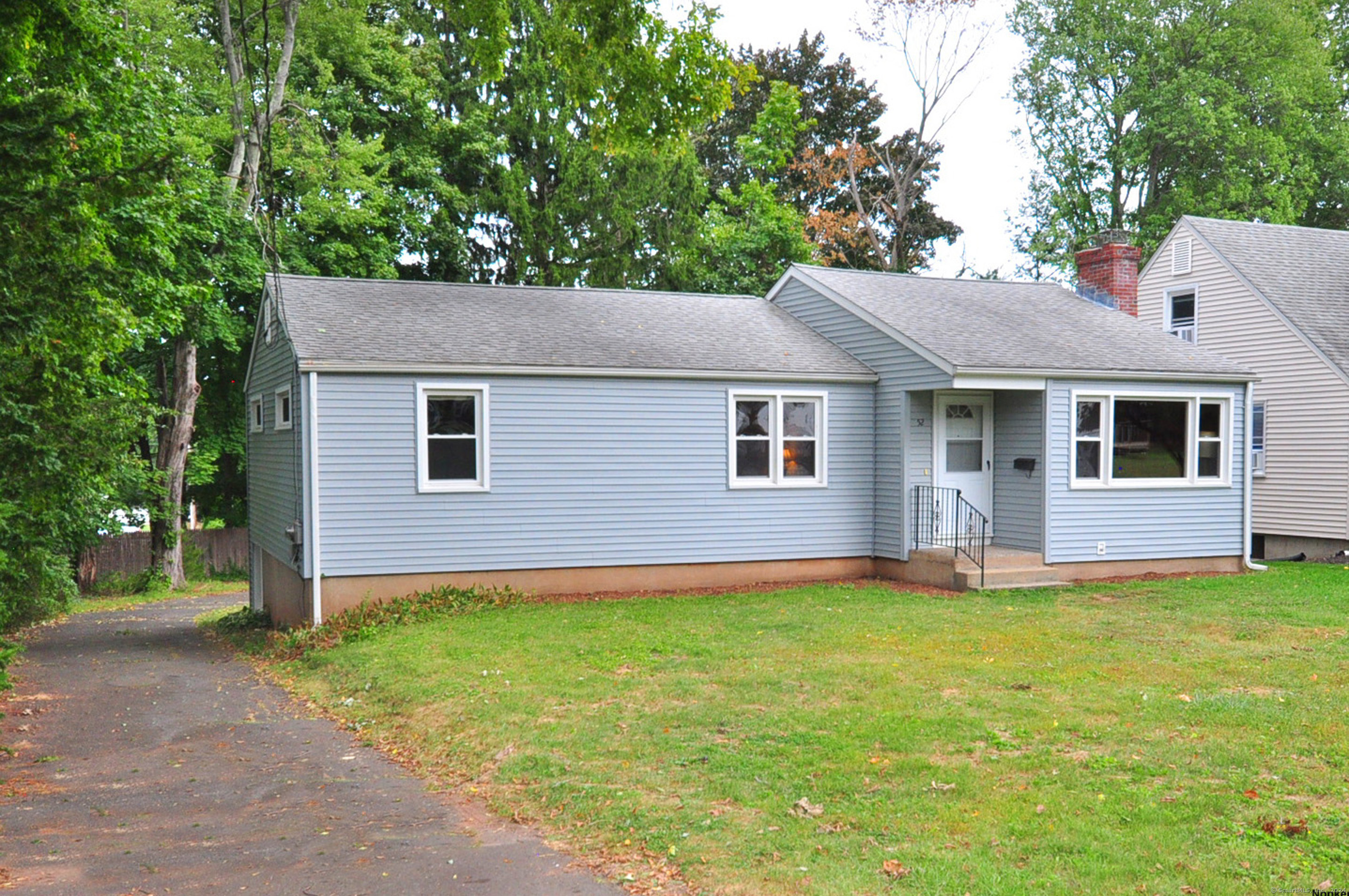 Homecrest St, Newington, CT 06111