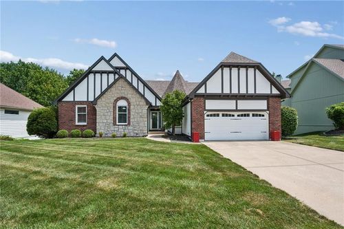 6841 Nw Monticello Ct, Parkville, MO, 64152-5715 | Card Image