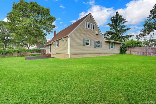 442 Hawkins Rd, Selden, NY, 11784-1761 | Card Image