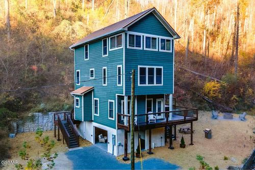 569 Baskins Creek Rd, Gatlinburg, TN, 37738-3536 | Card Image