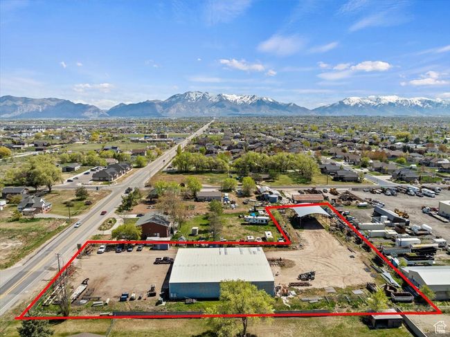 Bird's eye view with a mountain view | Image 4