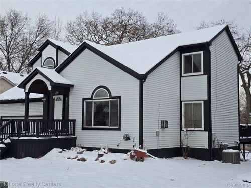 2727 Riverside Dr, Waterford Twp, MI, 48329-3679 | Card Image