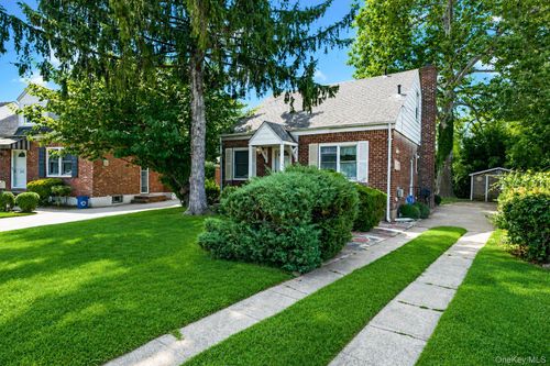 45 Park Cir, New Hyde Park, NY, 11040-3812 | Card Image