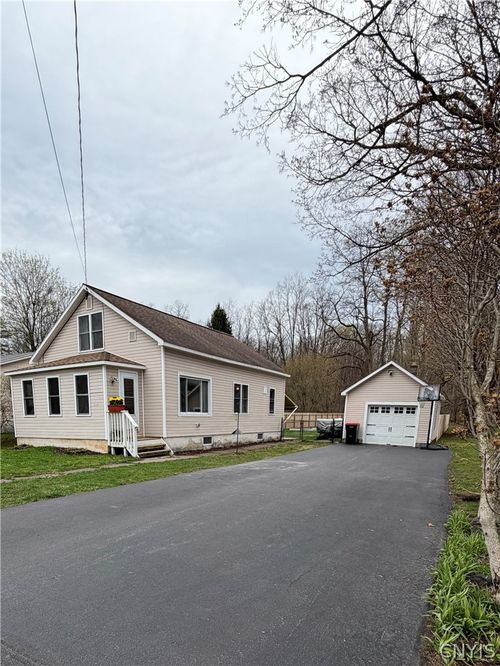 419 Race St, Chittenango, NY, 13037-1627 | Card Image