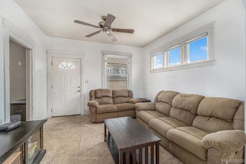 870 4th St, Wyandotte, MI, 48192-2933 | Card Image