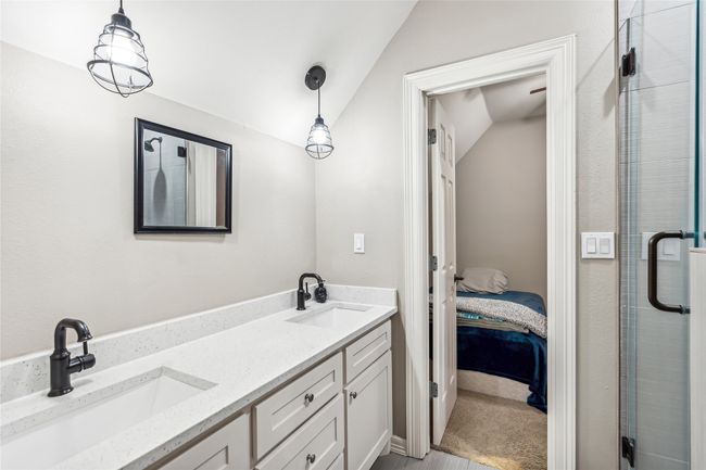 Jack and Jill Bathroom | Image 26