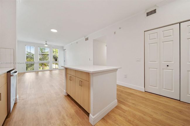 213 - 10170 Sw 7 Th St, Condo with 2 bedrooms, 2 bathrooms and null parking in Pembroke Pines FL | Image 4