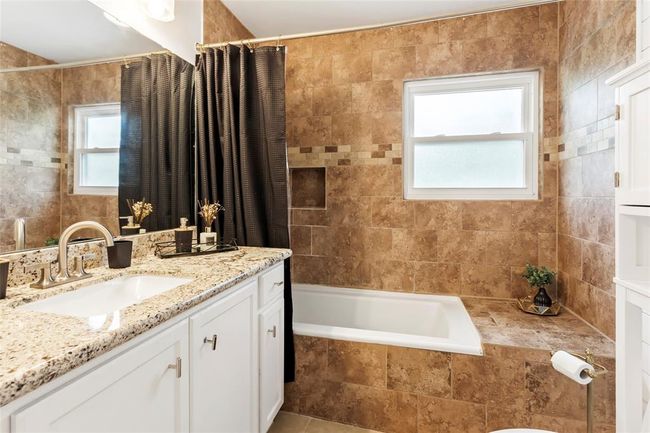 Bathroom with soaking tub/shower combo...Lots of light! | Image 13