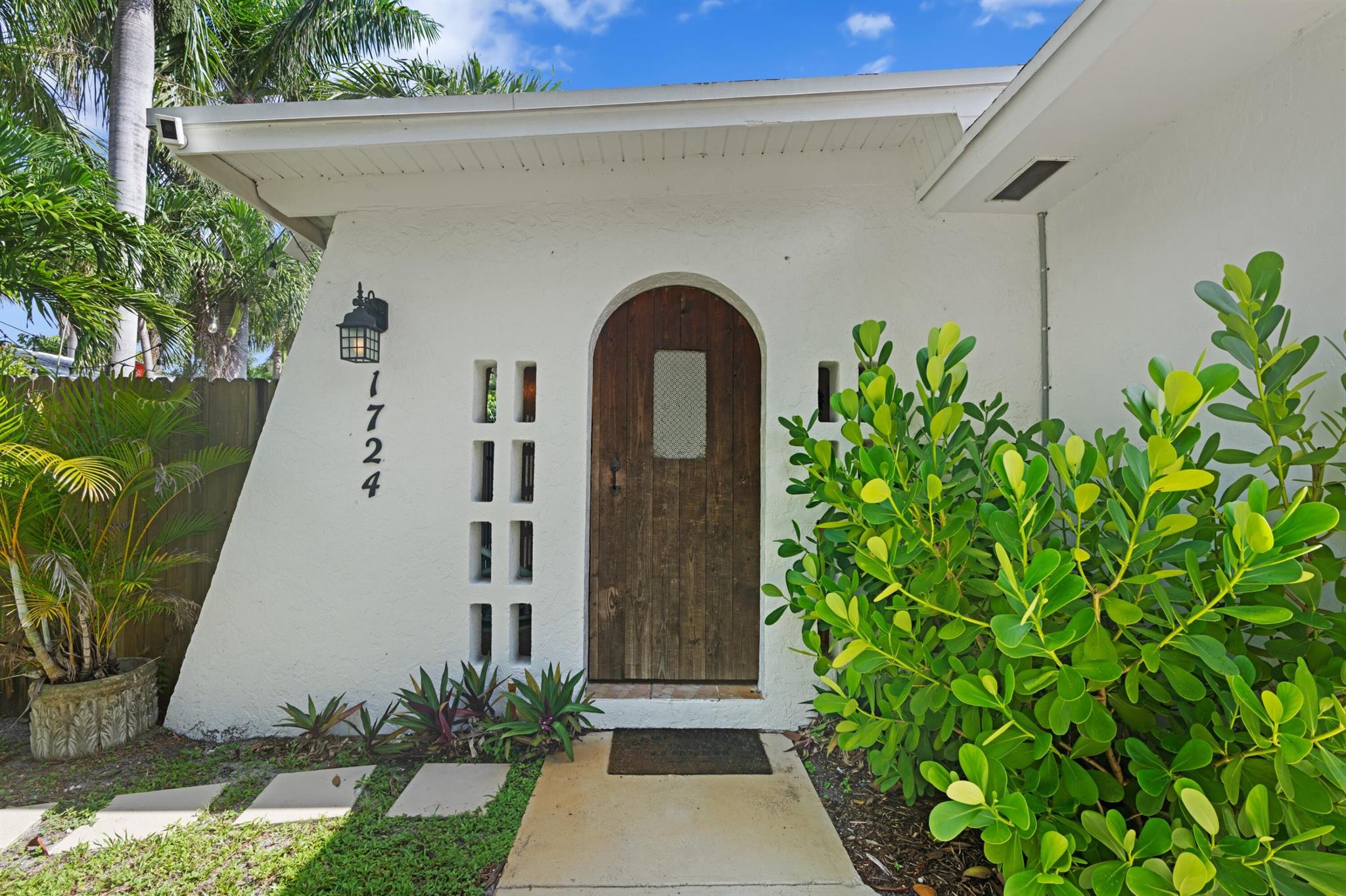 11th Ave, Lake Worth, FL 33460